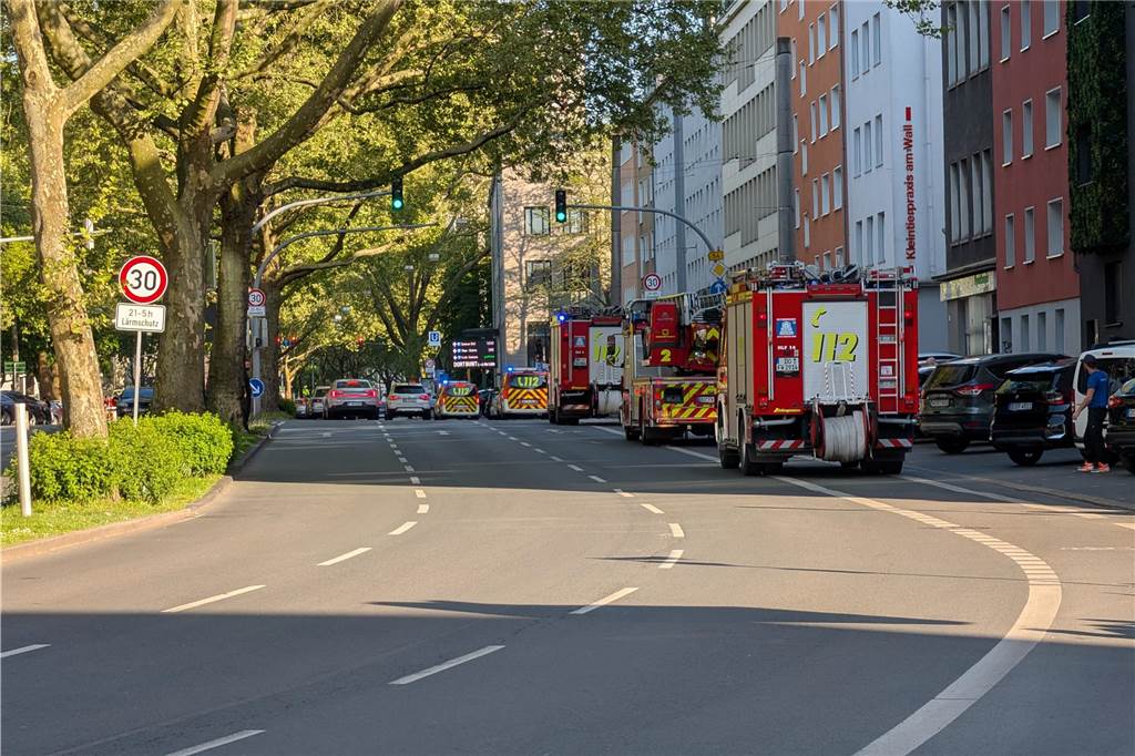 Am Dienstagabend rückte die Feuerwehr Dortmund zum Saturn-Parkhaus in der Innenstadt aus. Dort war Gerümpel in Brand geraten.