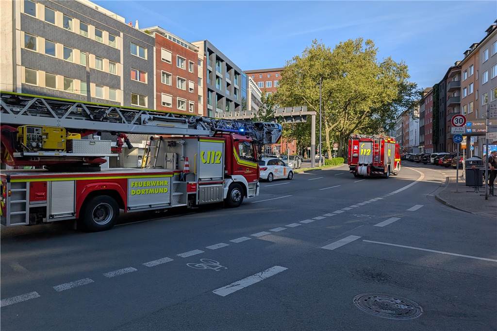 Am Dienstagabend rückte die Feuerwehr Dortmund zum Saturn-Parkhaus in der Innenstadt aus. Dort war Gerümpel in Brand geraten.