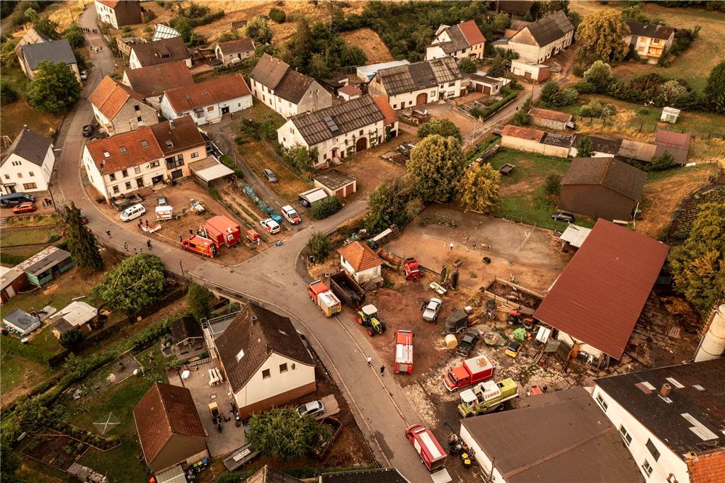 Unwetter im Westen und Süden Deutschlands: Katastrophenschutz geht von Tornado aus Luftbild Saarland Unwetter