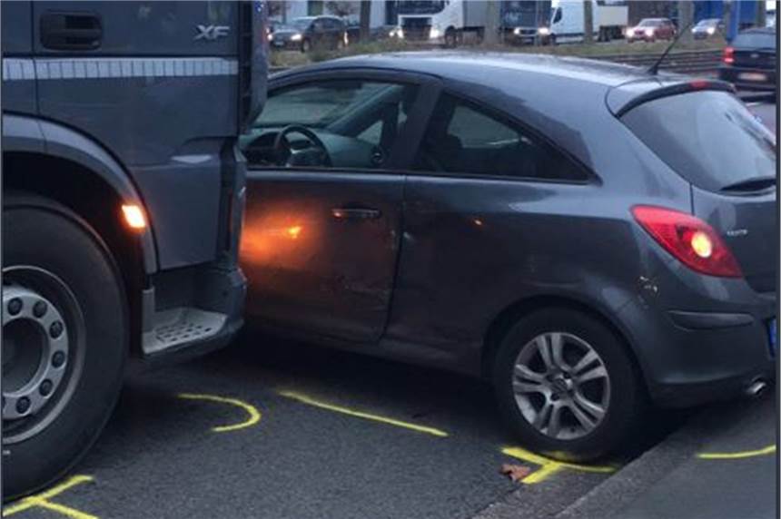 Lkw schleift Auto auf der B1 mit – Stau im Berufsverkehr Am Dienstagmorgen kam es auf dem Westfalendamm zu einem Unfall.