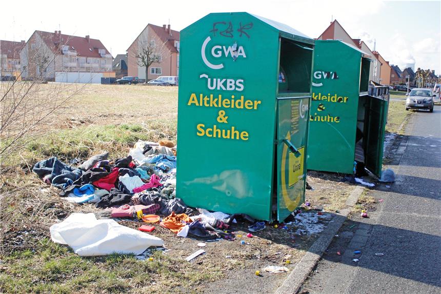 Unbekannte brechen Container auf und verteilen Kleidung im Matsch Am Dienstagmorgen sah es am Grote Dahlweg in Werne so aus. Bis Mittag hatte ein GWA-Mitarbeiter dort aufgeräumt.