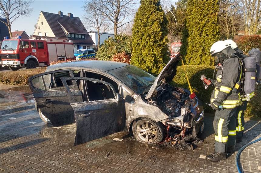 Brandstiftung: Polizei sucht Zeugen für Fahrzeugbrand an Overbergstraße Am Dienstagnachmittag brannte dieses Fahrzeug an der Overbergstraße.