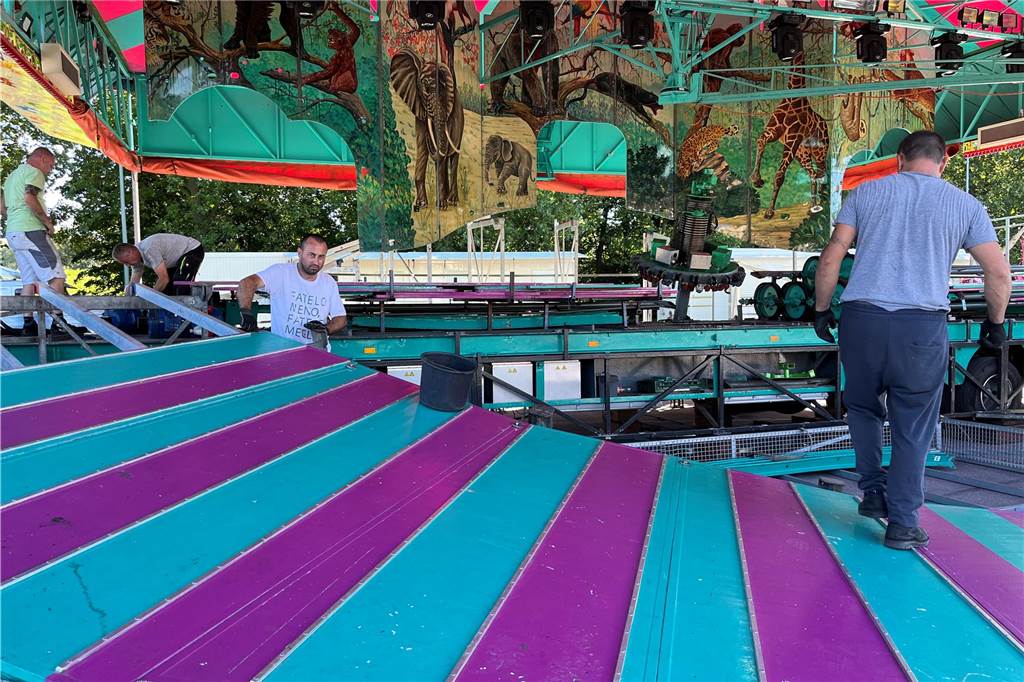 Kirmes auf der Lünschen Mess 2023: Die wichtigsten Infos im Überblick Der Musikexpress auf der Kirmes wird aufgebaut.