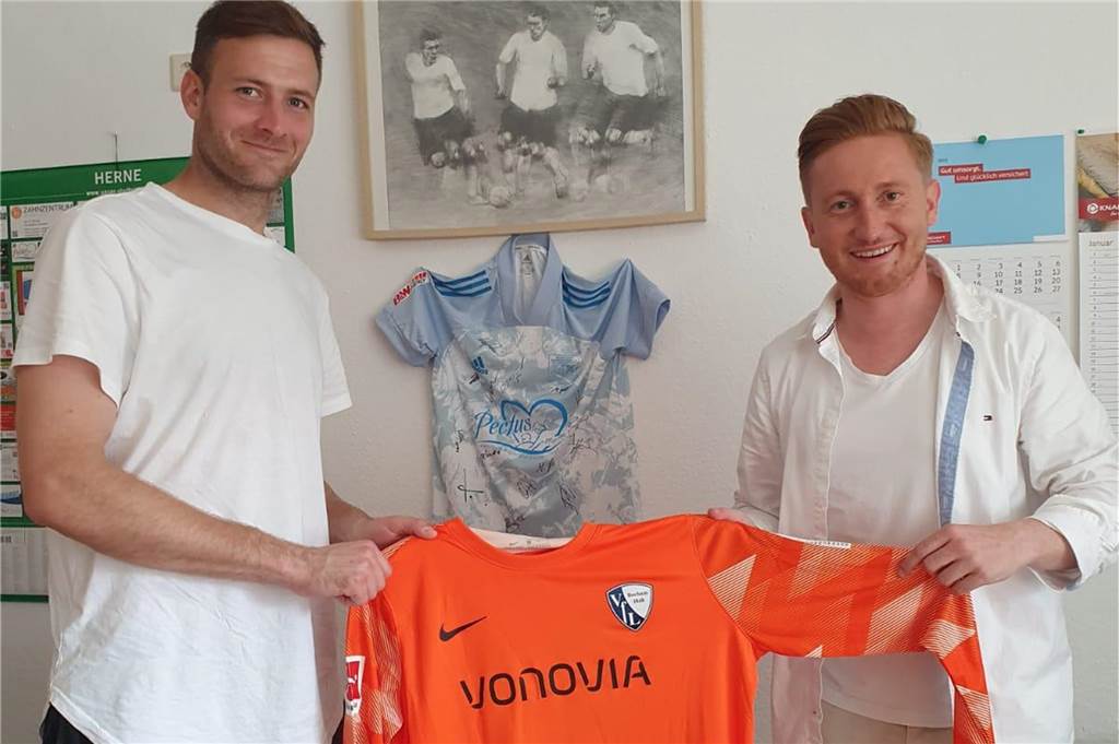 Trikot und Handschuhe von Michael Esser liegen jetzt bei Wacker Obercastrop Am Donnerstag (12. August) brachte Profi Michael Esser (l.) sein aktuelles Trikot beim Wacker-Vorsitzenden Martin Janicki vorbei, der einst sein Mitspieler in Obercastrop war.