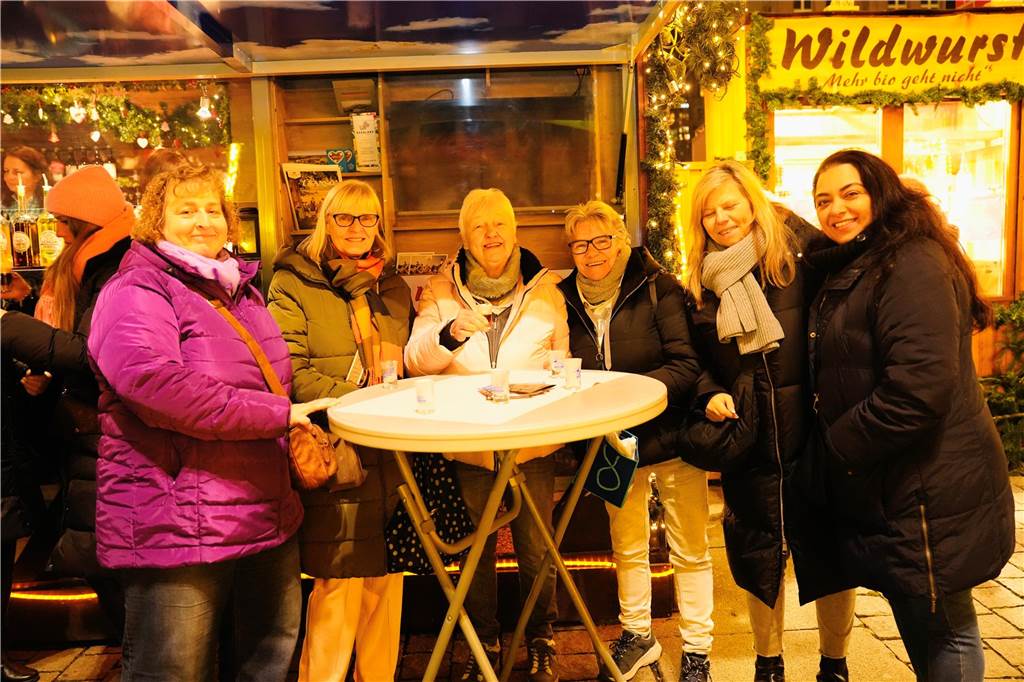 Am Donnerstag (12.12) vergnügten sich wieder viele Dortmunder und Auswärtige unter und um den größten Weihnachtsbaum der Welt.