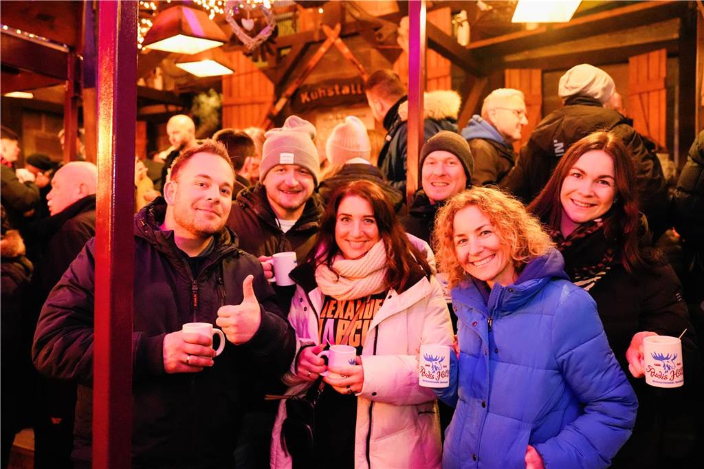Am Donnerstag (12.12) vergnügten sich wieder viele Dortmunder und Auswärtige unter und um den größten Weihnachtsbaum der Welt.