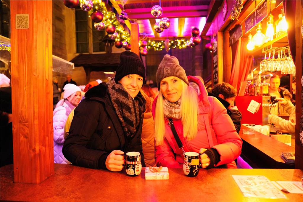 Am Donnerstag (12.12) vergnügten sich wieder viele Dortmunder und Auswärtige unter und um den größten Weihnachtsbaum der Welt.