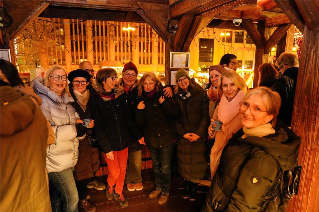 Am Donnerstag (12.12) vergnügten sich wieder viele Dortmunder und Auswärtige unter und um den größten Weihnachtsbaum der Welt.
