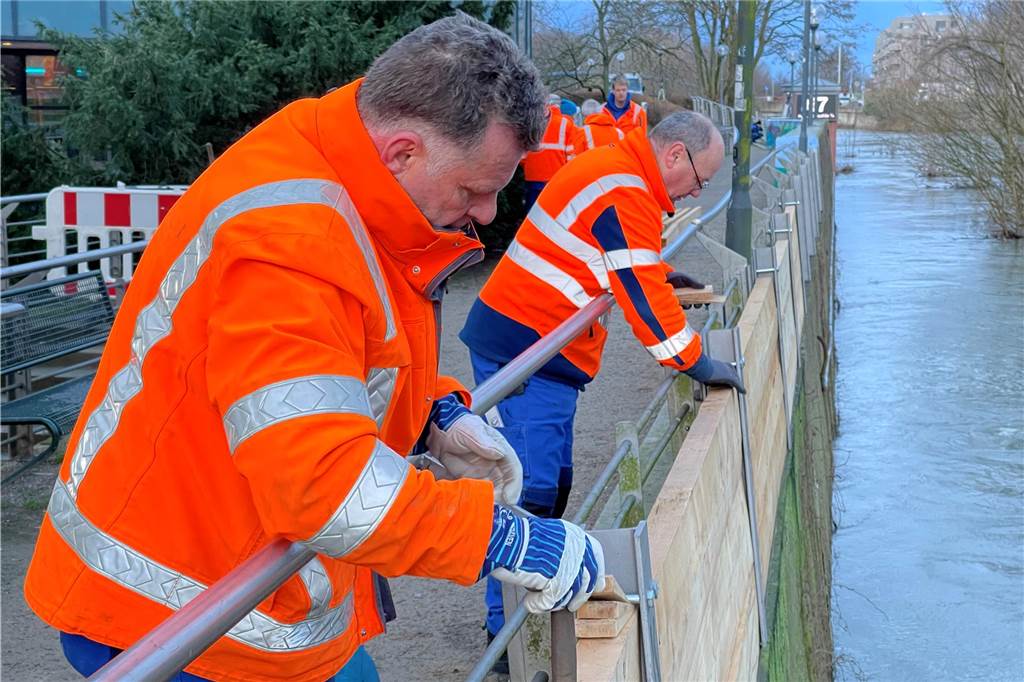 Versicherung bei Hochwasser: Wichtige Hinweise und Tipps für Hauseigentümer Mitarbeiter des Lippeverbands erreichten eine Schutzwand in der Innenstadt von Lünen