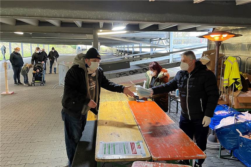 Masken für Bedürftige werden ab Montag in den Stadtteilen angeboten Am Donnerstag (4.2.) werden die Maskenpakete auch noch einmal von 14 bis 16 Uhr im Atlantis-Parkhaus ausgegeben.