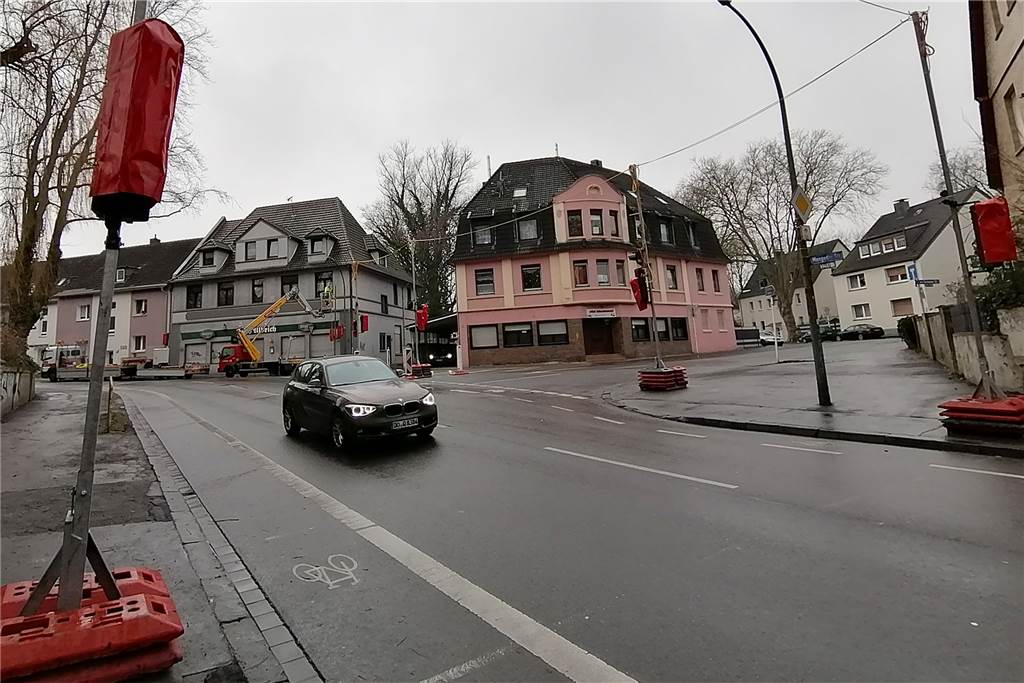 Kanalbau: Wichtige Verbindungsstraße für neun Monate gesperrt Am Donnerstag bereiteten Verkehrstechniker die Baustellen-Umleitung vor und richteten eine provisorische Ampelanlage an der Einmündung Ammerstraße.