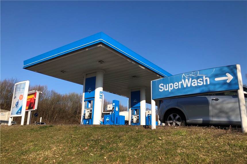 Dortmunder Aral-Tankstelle nahe der A45 mit Schusswaffe überfallen Am Donnerstag haben zwei Männer die Aral-Tankstelle am Bärenbruch in Kirchlinde überfallen.