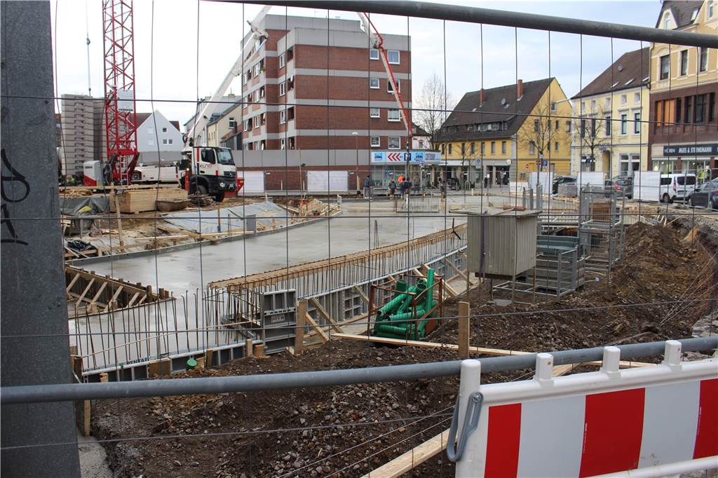 Baustelle an Lütgendortmunder Einkaufsstraße: Neun Parkplätze sind wieder frei Am Donnerstag hat der eigentliche Bau begonnen, mit dem Gießen des Betonfundamentes