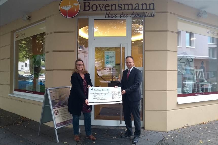 Bestattungshaus Bovensmann unterstützt Leuchtturm e.V. Am Donnerstag überreichte Sascha Bovensmann vom Bestattungshaus Bovensmann eine Spende über 3.700 Euro an Walburga Schnock-Störmer vom Leuchtturm e.V.