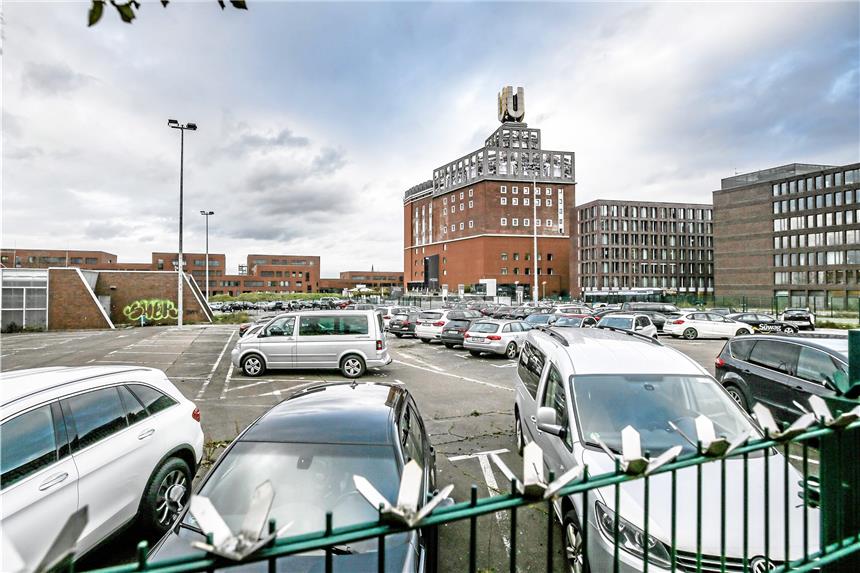 Streit um gesperrte Parkplätze am Dortmunder U Am Donnerstag war die sonst gesperrte Parkfläche geöffnet – allerdings nur für die Besucher des Energie-Effizienz-Forums von Innogy im U-Turm. Der hohe Parkdruck hat Stadtmitarbeiter „pragmatisch“ handeln lassen.Menne