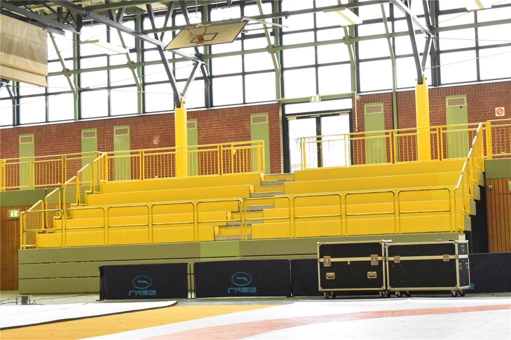 Die Deutsche Ringer-Meisterschaft in Huckarde wird erstmals live übertragen Am Donnerstag war die Zuschauertribüne in der Sporthalle in Huckarde noch leer, zu Meisterschaft finden hier mehr bis zu 300 Zuschauer Platz.