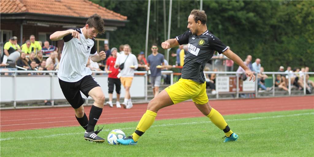 Finale um Platz drei: SC Capelle muss auf Patzer hoffen, viel hängt vom FC Nordkirchen II ab Am Donnerstagabend spielen der SC Capelle mit Tizian Hüser (r.) und Noah Jung (l.) mit dem FC Nordkirchen II.
