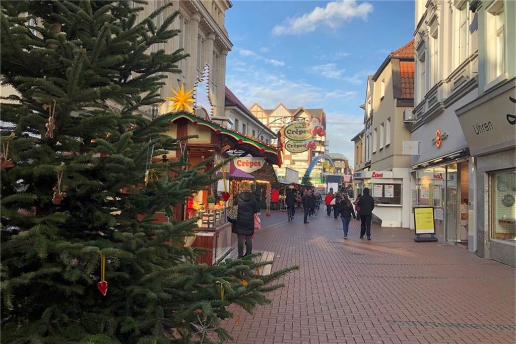 Weihnachtsmarkt-Start: „Ich bin positiv gestimmt, das wird heute was“ Am Donnerstagmittag war die Lange Straße in Lünen bereits gut besucht.