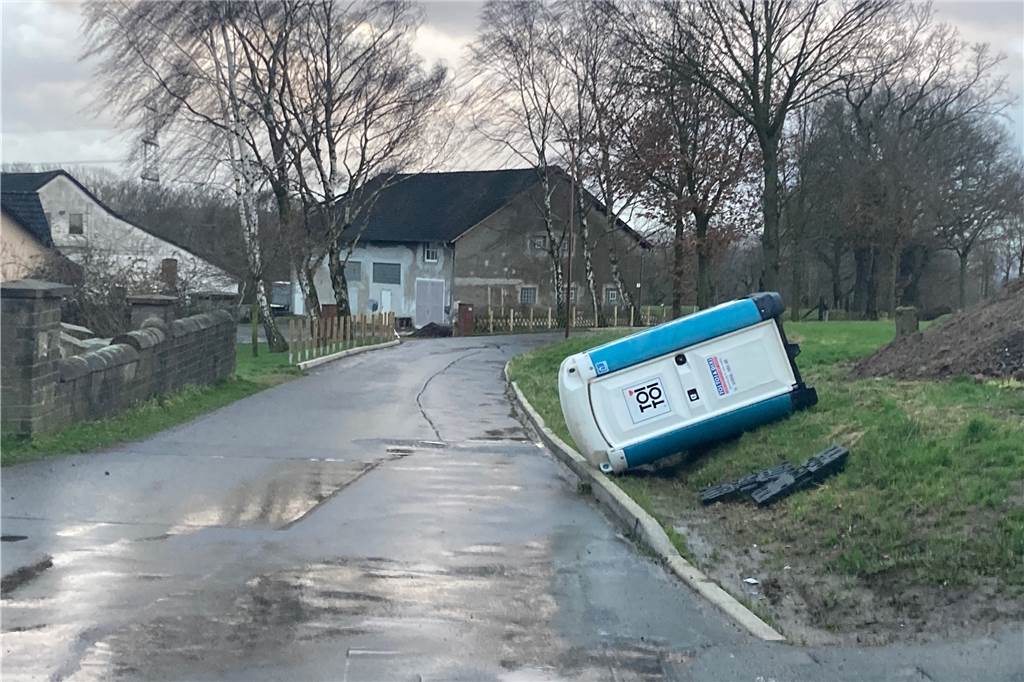 Sturm in Schwerte: Mehrere Einsätze für die Feuerwehr – So wird das Wetter am Samstag Am Donnerstagmorgen an der Lichtendorfer Straße.