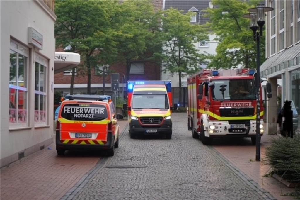 Feuerwehr, Rettungsdienst und Notarzt-Wagen stehen am Markt in der Castroper Altstadt.