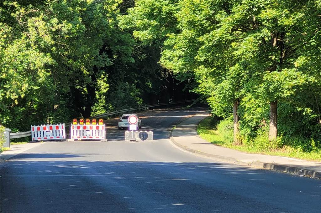 Betonwürfel hilft nicht: Auto ignoriert Absperrung in Castrop-Rauxel Am Donnerstagnachmittag (2.6.) fuhr wieder ein Auto durch die Absperrung.