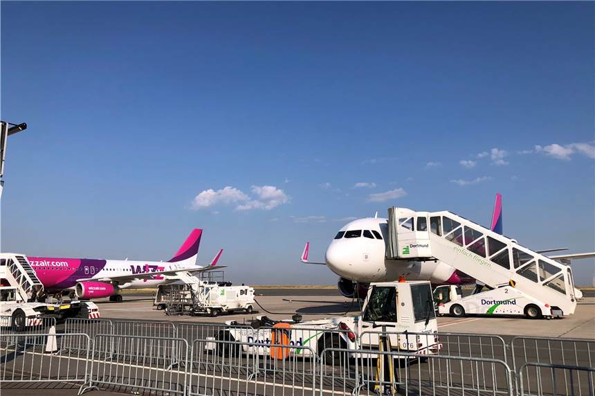 Bezirksregierung Münster genehmigt längere Betriebszeiten am Flughafen Dortmund Am Dortmunder Flughafen dürfen demnächst vier Maschinen täglich zwischen 22 und 23 Uhr landen.