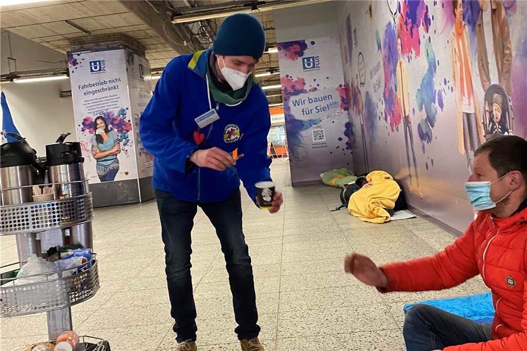 Mitten in der Pandemie: Café Berta hat wieder geöffnet Am Dortmunder Hauptbahnhof verteilt die Bahnhofsmission kostenlose Hilfsgüter.