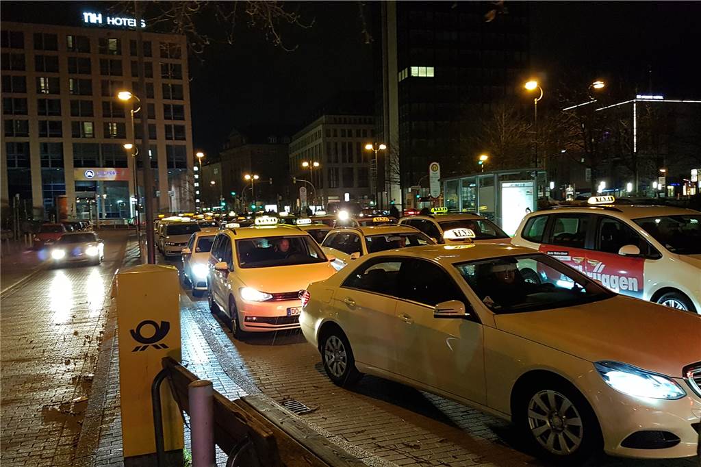 Drei Verletzte, 200 Einsätze: Was „Sabine“ in Dortmund angerichtet hat Am Dortmunder Hauptbahnhof warteten zwischenzeitlich mehr als 40 Taxis auf die gestrandeten Reisenden.