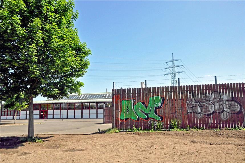 FWI will wissen, ob es auf der 20.000-Quadratmeter-Fläche weitergeht Am ehemaligen Dehner, hier von der Wartburgstraße fotografiert, sorgt ein Zaun für Fragen.