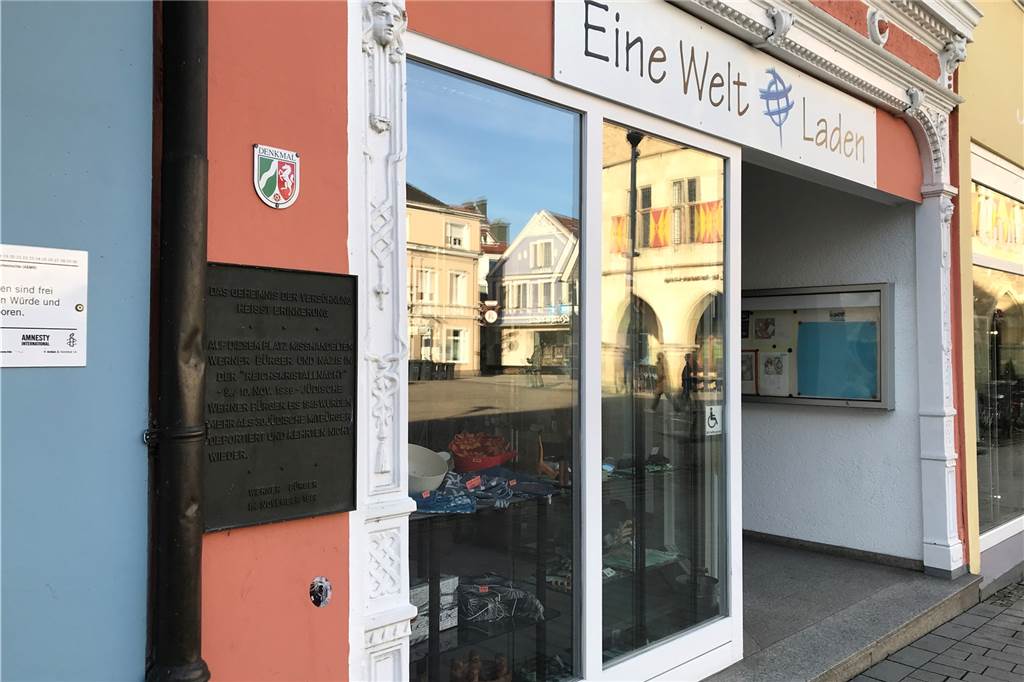 Am Eine-Welt-Laden auf dem Marktplatz hängt eine von mehreren Gedenktafeln