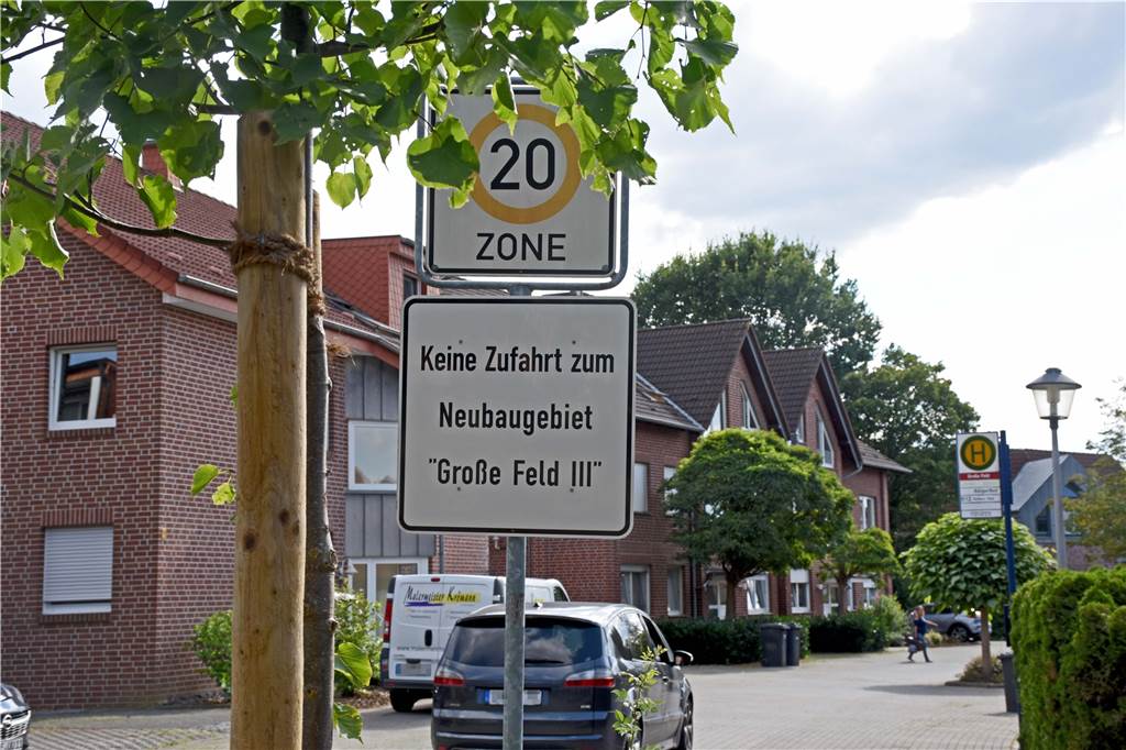 Raser-Problem Anwohner fordern Hilfe der Gemeinde Nordkirchen Am Eingang zur Straße Große Feld steht das Schild, das auf das geltende Tempolimit von 20km/h aufmerksam macht. Wenige Autofahrer scheinen allerdings darauf zu achten.
