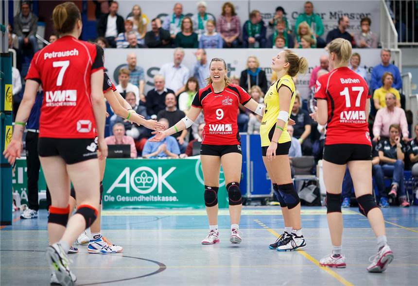 Wiesbaden ist der Spielverderber beim USC Am Ende blieb nur die Enttäuschung: (v.l.) Sarah Petrausch, Alisha Ossowski, Linda Dörendahl und Ines Bathen warfen beim Saisondebüt des USC alles in die Waagschale, verloren aber gegen den VC Wiesbaden