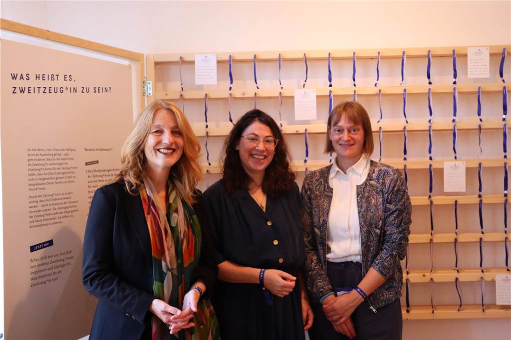 Neue Ausstellung im Jüdischen Museum: Aktiv werden und weitererzählen Im Bild: Dr. Kathrin Pieren, Leiterin des Jüdischen Museums Westfalen, Sarah Hüttenberend und Lena Hartmann vom Verein Zweitzeugen e.V.
