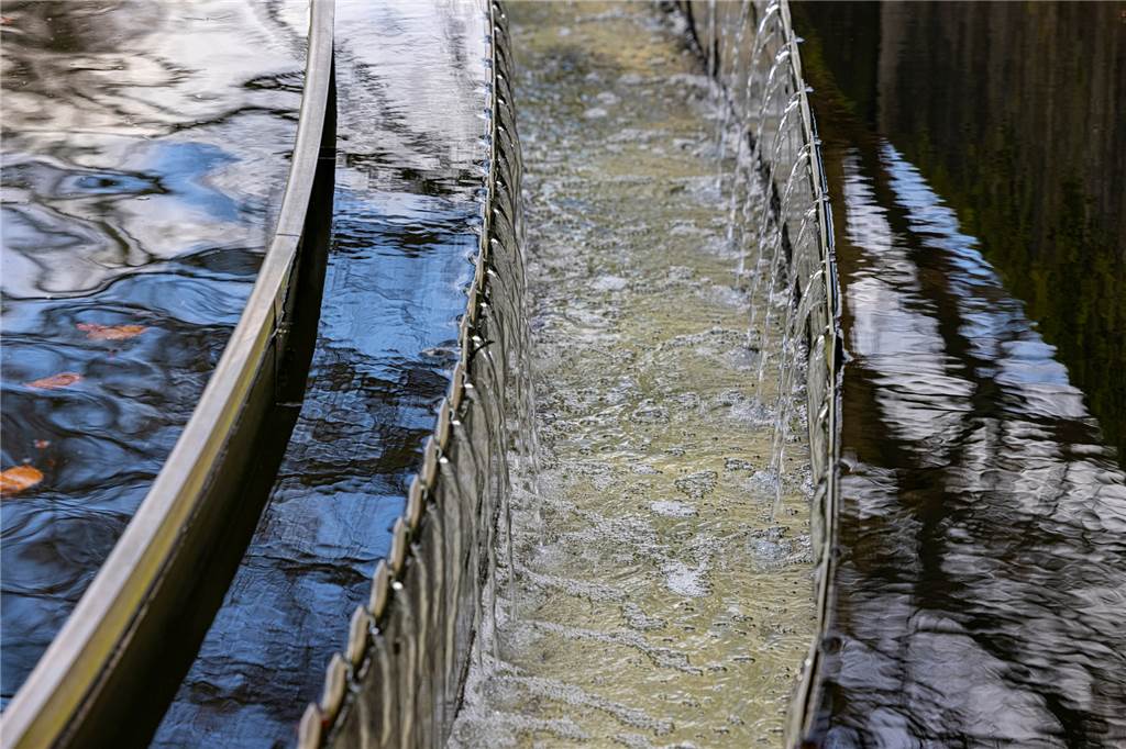 Mit Video: Milliarden kleinster „Mitarbeiter“ reinigen das Abwasser in Haltern Am Ende der Klärung fließt wieder klares Wasser in die Lippe.