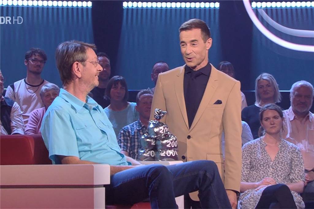 Promi-Rateteam von „Kaum zu glauben“ hatte bei Diskallicos Geheimnis keine Chance Am Ende der Raterunde hatte Karl Jehle 1000 Euro gewonnen.