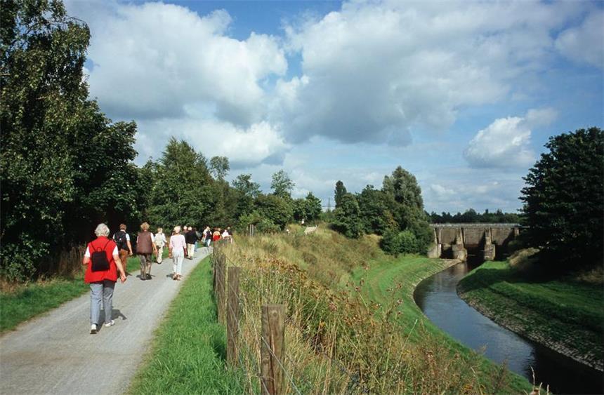 Am Ende des Emscher-Umbaus, in den Jahren 2018 bis 2020, steht die naturnahe Umgestaltung des Flussgebiets an. Dafür gibt es noch kaum konkrete Pläne. Initialpflanzungen, also fertige Flussbetten, sind laut Ilias Abawi, Sprecher der Emschergenossenschaft, nicht gewünscht. "Vieles erobert sich die Natur von selbst zurück."