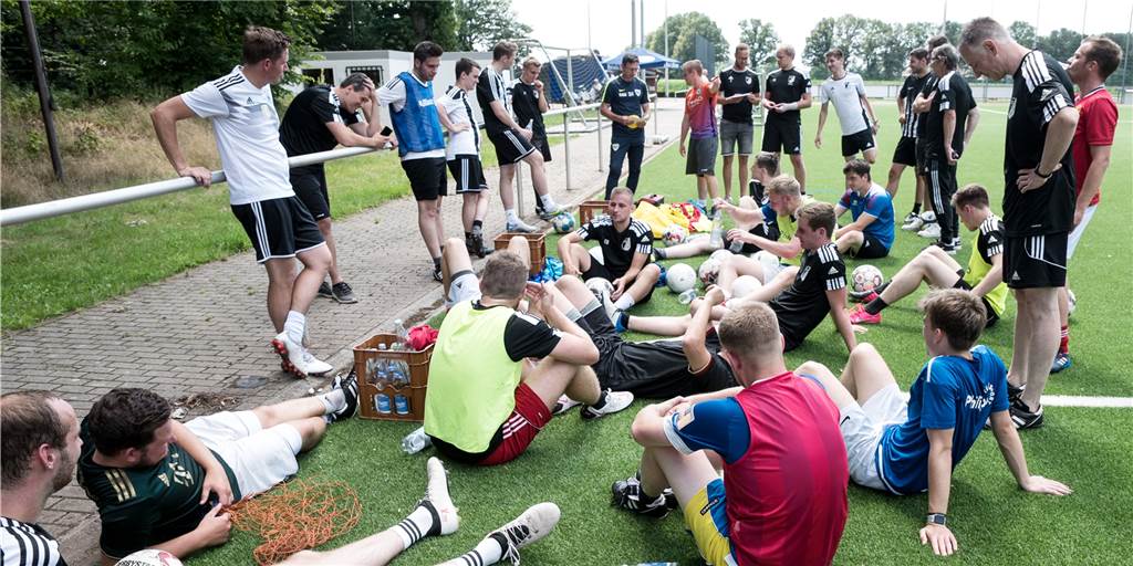 Die Pause ist beendet: Viele Fotos vom Trainingsstart beim SV Lippramsdorf Am Ende des ersten Trainings waren die meisten Spieler des SV Lippramsdorf ziemlich platt.