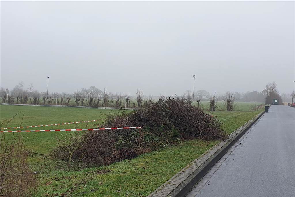 Nach Corona-Pause: Traditionsreiches Osterfeuer in Herbern ist zurück Baum- und Strauchschnitt für das Osterfeuer in Herbern.