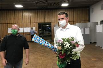 Am Ende des Wahlabends gab es für den alten und neuen Bürgermeister Tobias Stockhoff einen Blumenstrauß von den Grünen (links deren neuer Fraktionschef Thorsten Huxel).