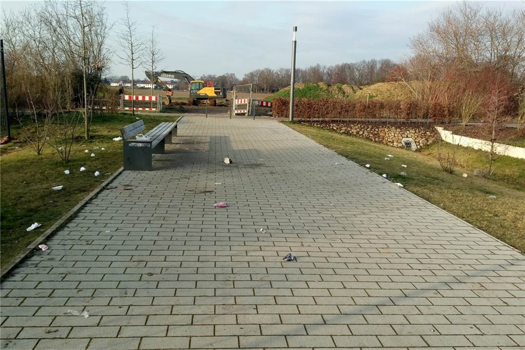 Am Ende des Weges fehlen Mülleimer oder Mülltonnen. Dementsprechend wild kann es da dann schon mal aussehen.