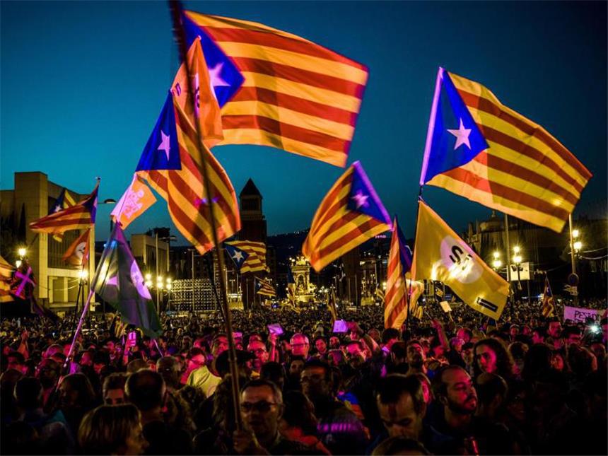 Hunderte Verletzte nach Gewalt bei Katalonien-Abstimmung Am Ende einer Veranstaltung zur Unterstützung des Referendums werden in Barcelona katalanische Fahnen geschwenkt. Foto: Matthias Oesterle
