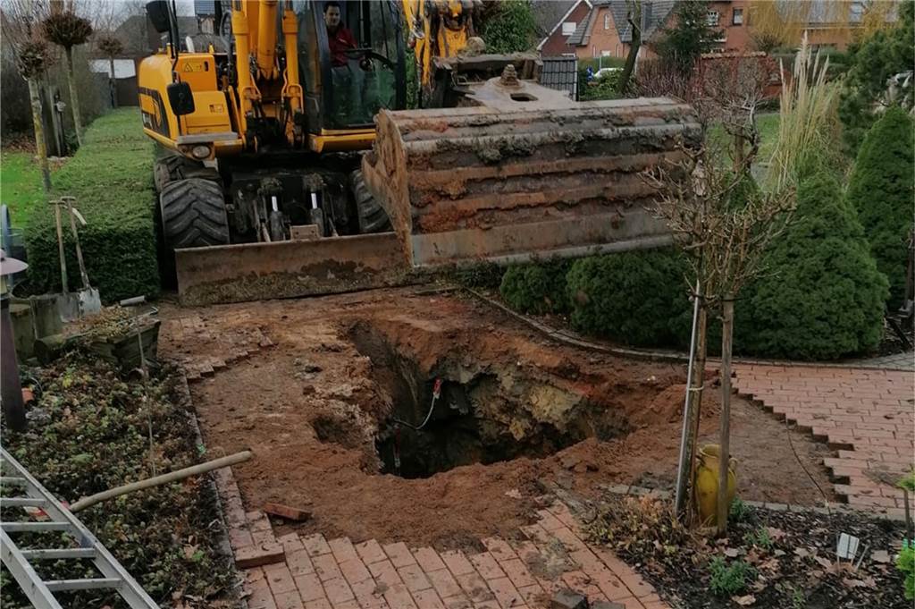 Riesiger Schaden: Wassermassen überfluten Kegelbahn vom Haus Terhörne Am Ende half nur schweres Gerät: Mit einem 14-Tonnen-Bagger musste die verstopfte Stelle freigelegt werden. Dabei war es zunächst gar nicht so einfach, das Rohr in dem weitläufigen Garten überhaupt zu finden.