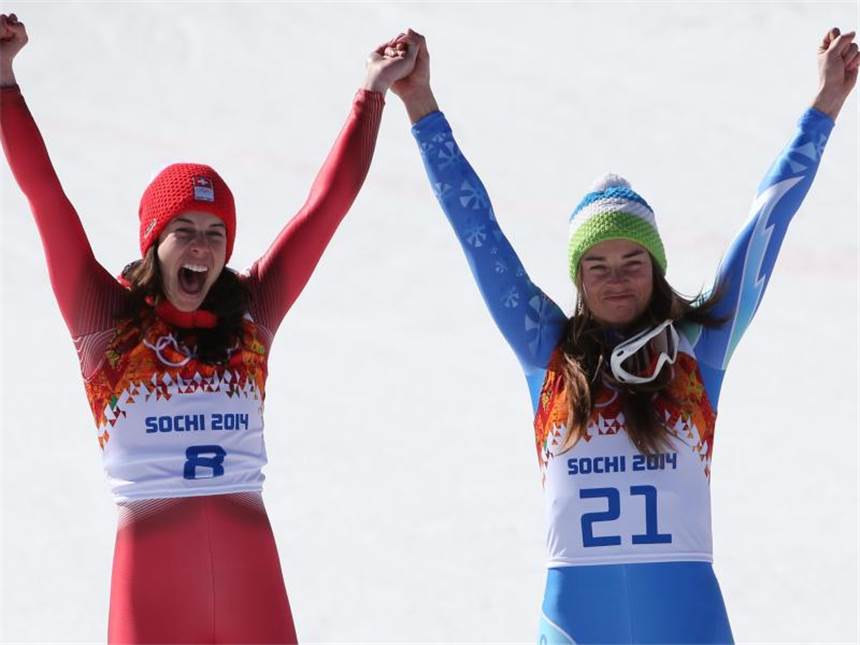 Höfl-Riesch verpasst Medaille - Gisin und Maze siegen Am Ende jubelten Gisin (l) und Maze auf dem Podium über den Sieg. Foto: Fredrik von Erichsen