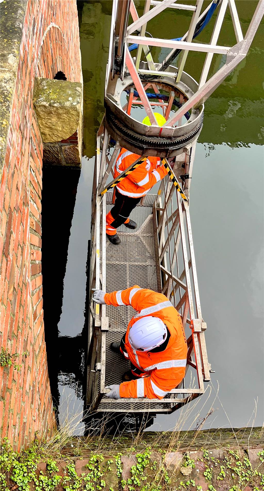 Ingenieure untersuchen Schlossbrücke mit Hammerschlägen Am Ende schwebte die Arbeitsbühne wenige Zentimeter über der Wasseroberfläche. Für die Brückenprüfer nichts Besonderes: Sie prüfen sonst auch Autobahnbrücken und arbeiten dann auch direkt unter riesigen Talbrücken.