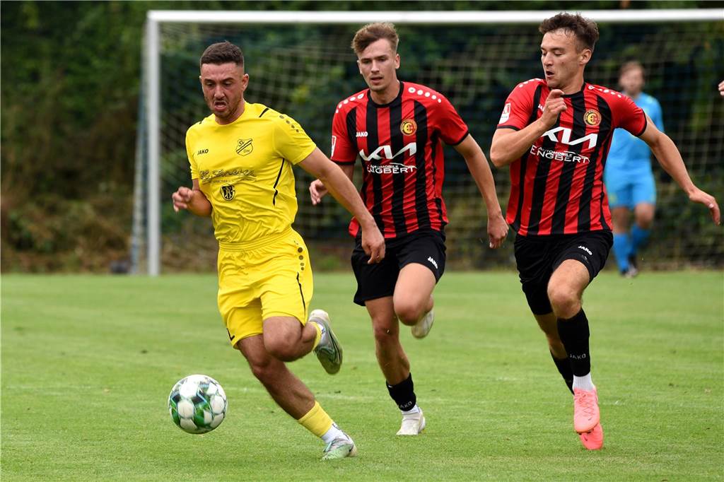 Früher Doppelpack leitet den Favoritensieg ein Am Ende so gut wie chancenlos gegen den zwei Klassen höher spielenden Gegner: Harun Arik (l.) und der SV Dorsten-Hardt.