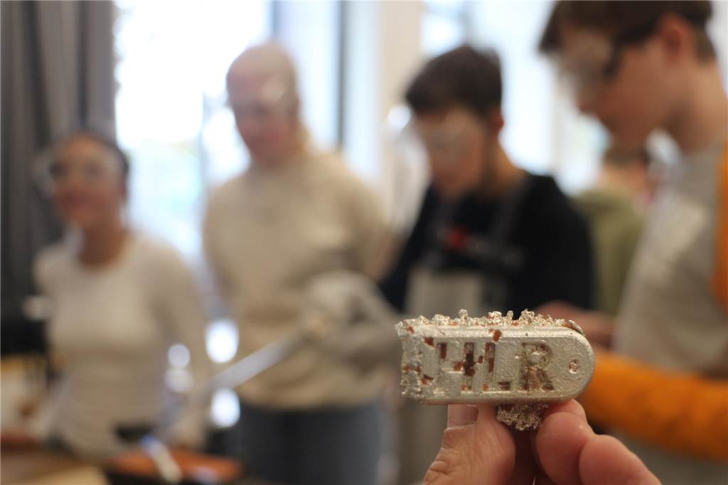 Nach dem Umweltpreis: Technikkurs an der Herta startet nächstes Projekt Schlüsselanhänger aus Zinn