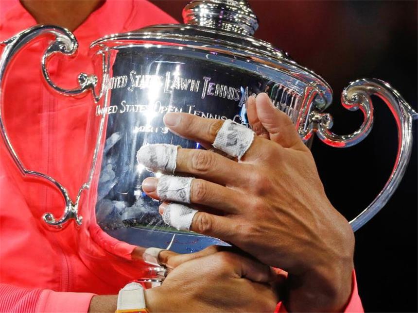 US-Open-Champion Nadal mit Liebe zum Tennis Am Ende wollte Nadal seinen Siegerpokal nicht mehr hergeben. Foto: Andres Kudacki