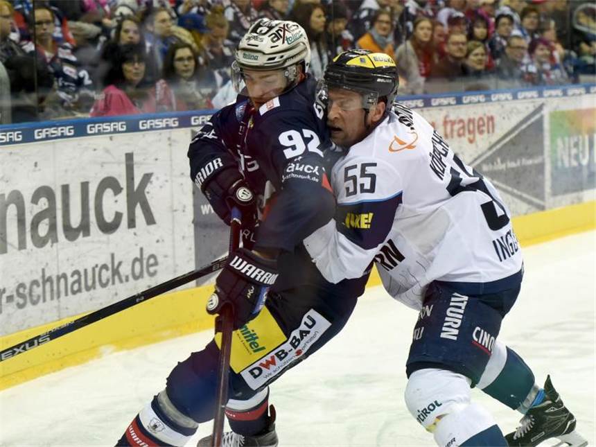 Eisbären sichern sich Playoff-Ticket Am Ende wurde es noch mal eng: Berlin mit Marcel Noebels (l) setzte sich nach 3:0-Führung mit 5:4 gegen Ingolstadt mit Patrick Köppchen durch. Foto: Monika Skolimowska