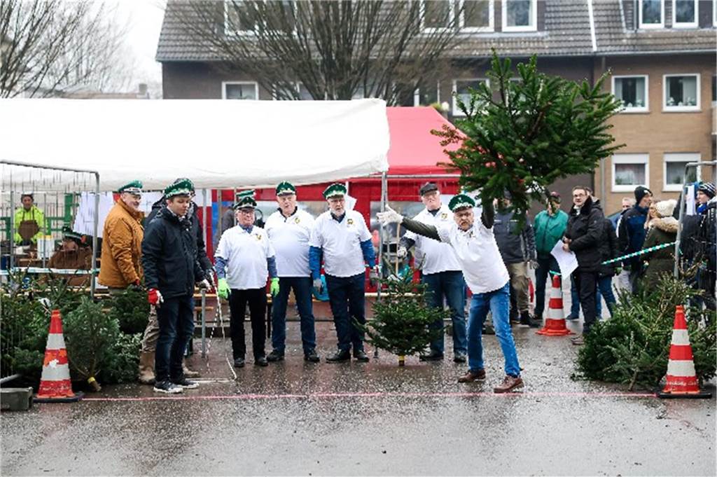 Am Ende zählte vor allem der Spaß am Event, schließlich wirft man nicht alle Tage einen Tannenbaum durch die Gegend.
