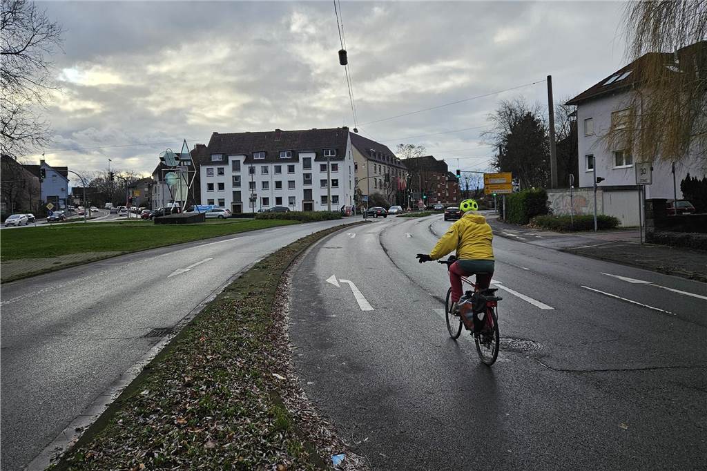 Feuerwehr an wildem Mittag an vielen Stellen gleichzeitig: Pumpen, retten, sichern Am Engelsburgplatz am Übergang zum Altstadtring gab es eine Ölspur. (Symbolfoto)